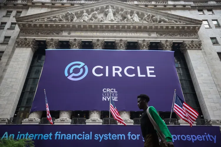 Circle品牌在紐約證券交易所的CRCL上市期間展示，前景中有旗幟和行人